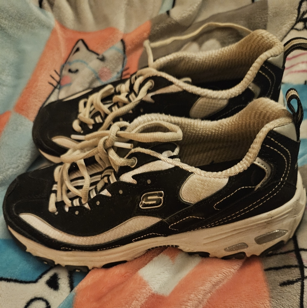 Skechers Size 6 Black and White D'Lites Sneakers Memory Foam